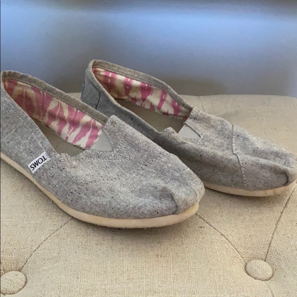 Grey toms